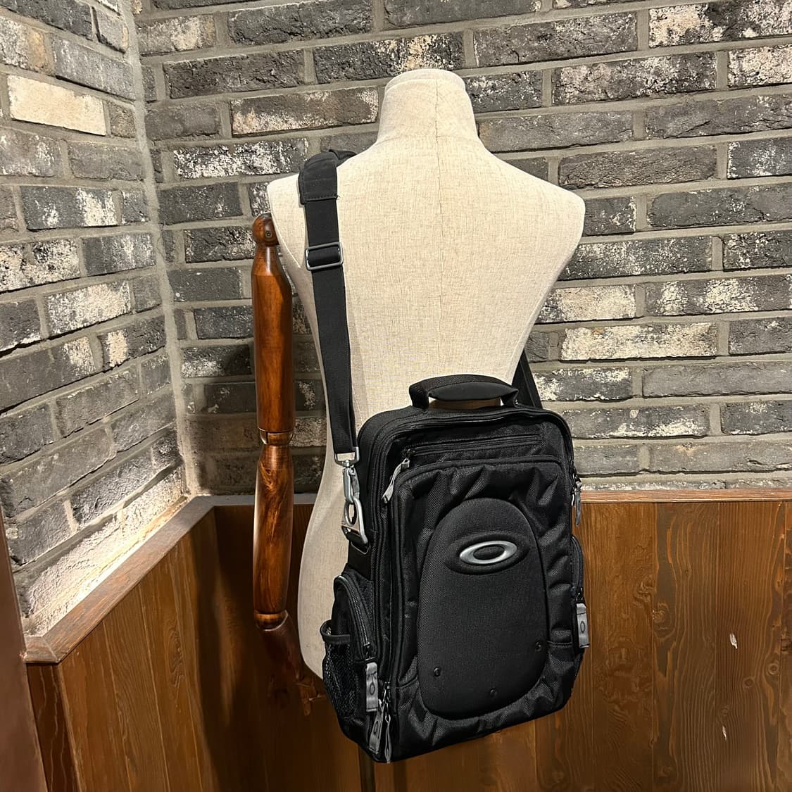 오클리 아이코닉 블랙 메신저백 크로스백 가방 상품이미지9