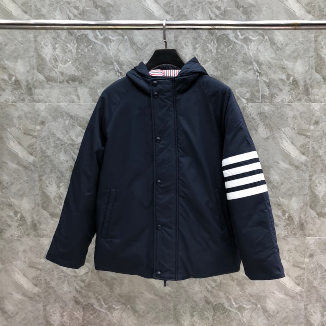 톰브라운 매트 나일론 사선 다운 코트 네이비 상품이미지1