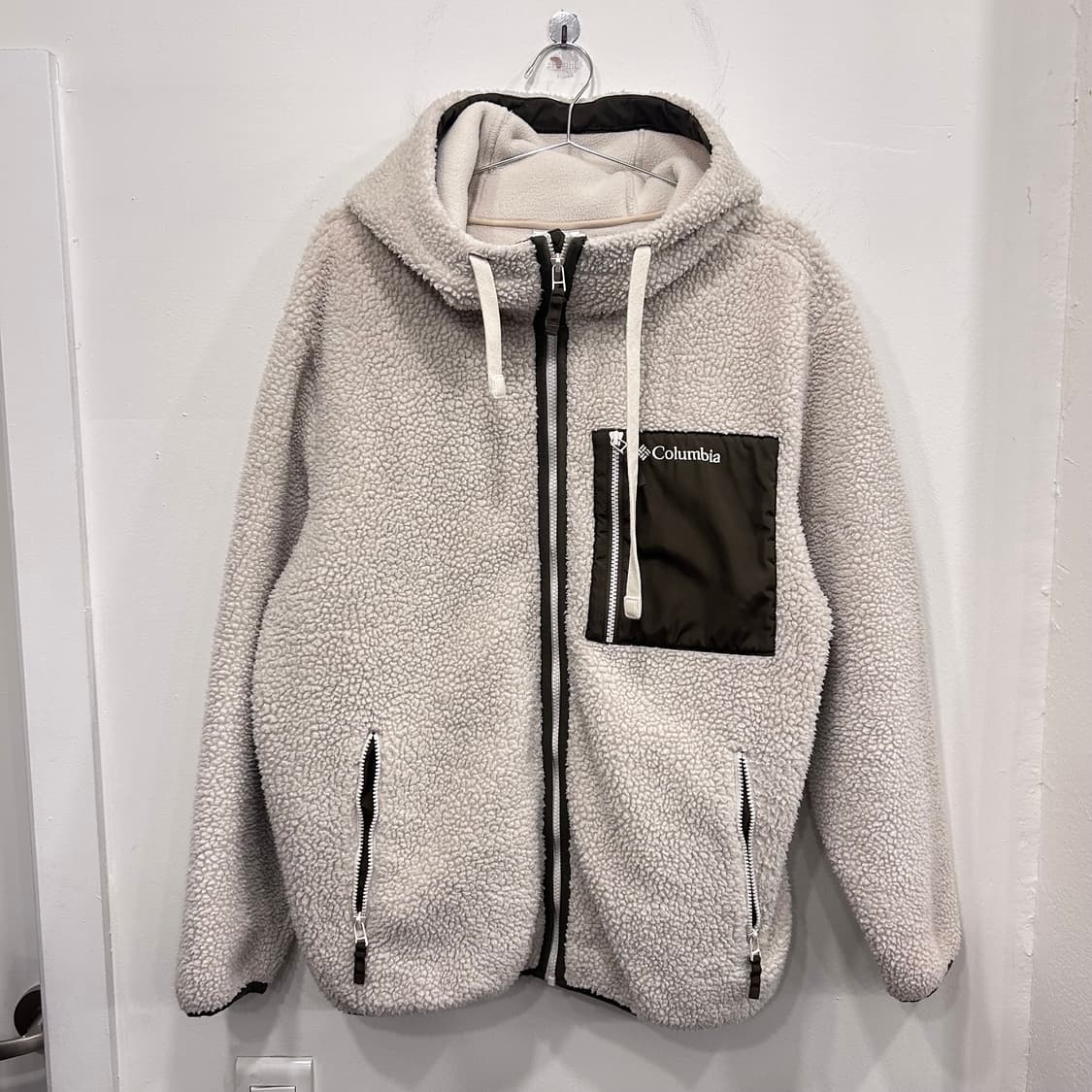 컬럼비아 체스트포켓 오버핏 뽀글이 후드 플리스 상품이미지2