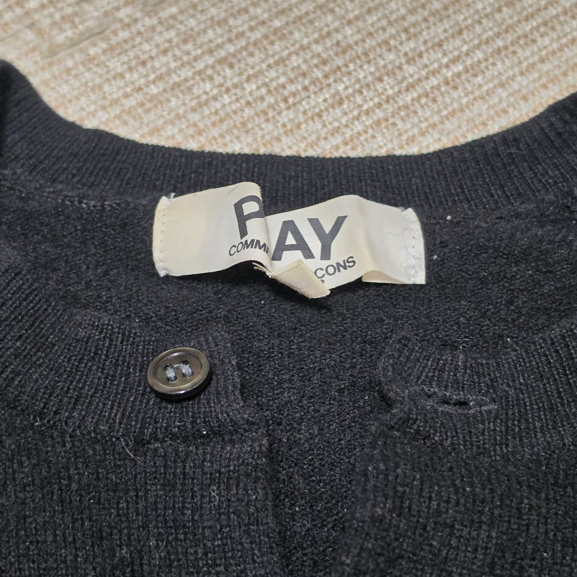 플레이 꼼데가르송 레드 하트 와펜 니트 가디건 상품이미지2