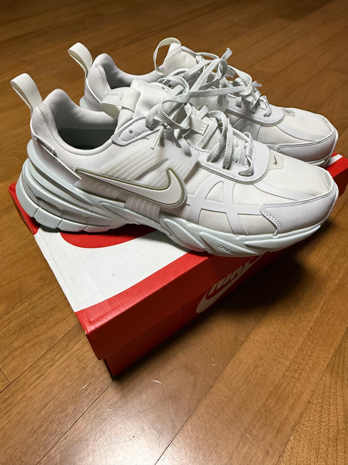 나이키 V2K 런 고어텍스 플래티넘 틴트 (255) 상품이미지3