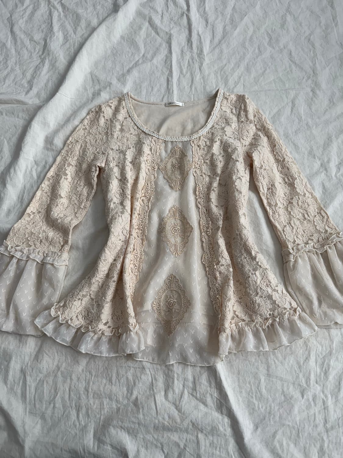 엑시즈팜 베이지 엔틱 핀터 페어리 레이스 블라우스 상품이미지2