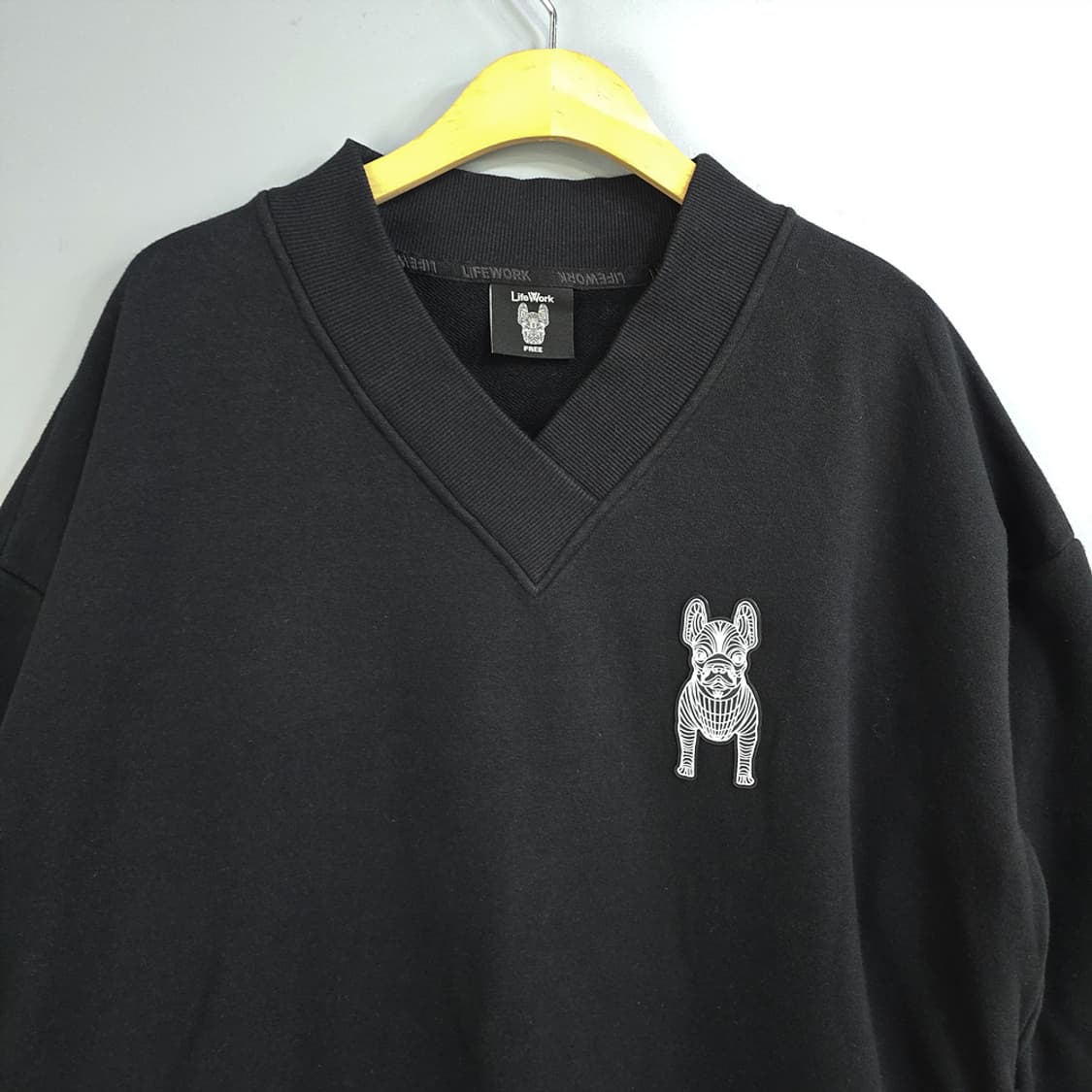 라이프워크(LifeWork) 브이넥 맨투맨 로고 포인트 FREE 상품이미지2