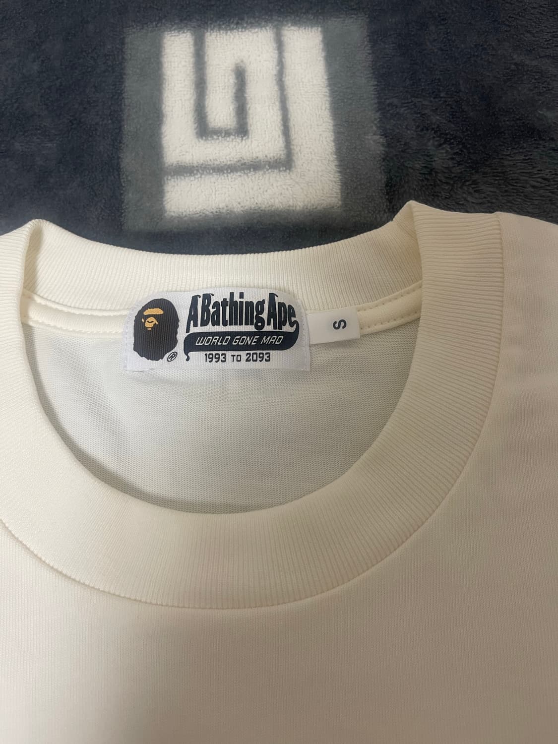 베이프 릴렉스핏 반팔 s사이즈 아이보리 판매합니다 상품이미지3