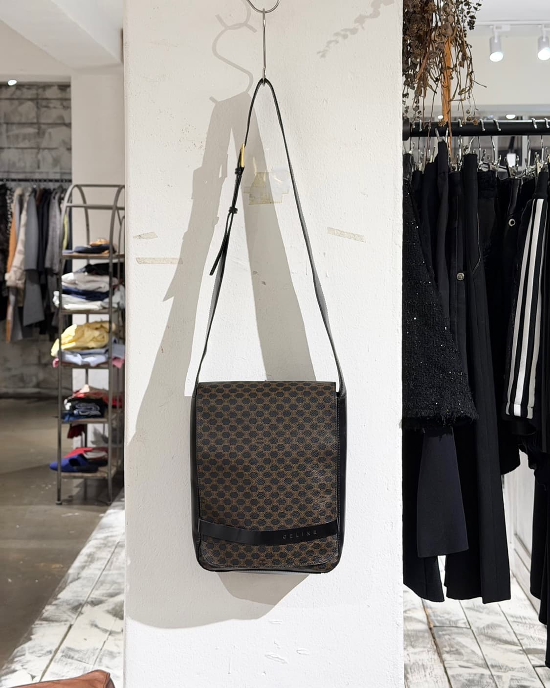 셀린느 브라운 마카담 블라종 크로스백 상품이미지2