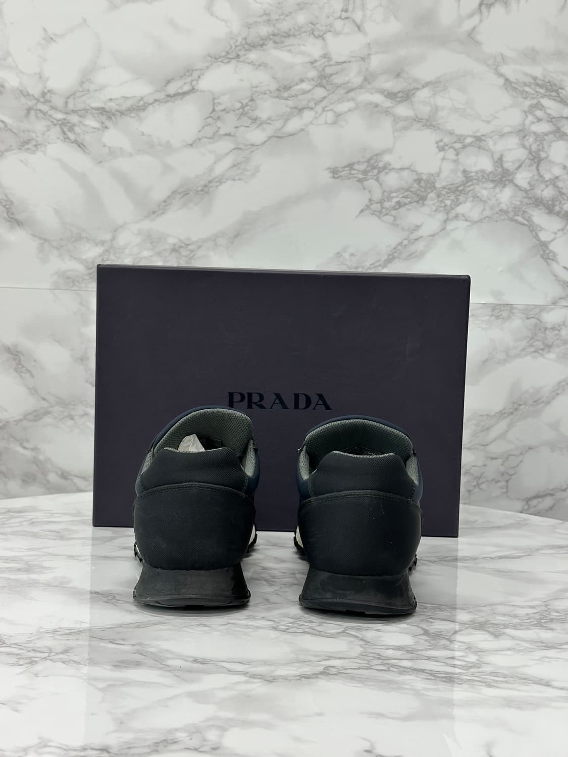 (7.5) 프라다 레터링 스니커즈 블랙/네이비 상품이미지5