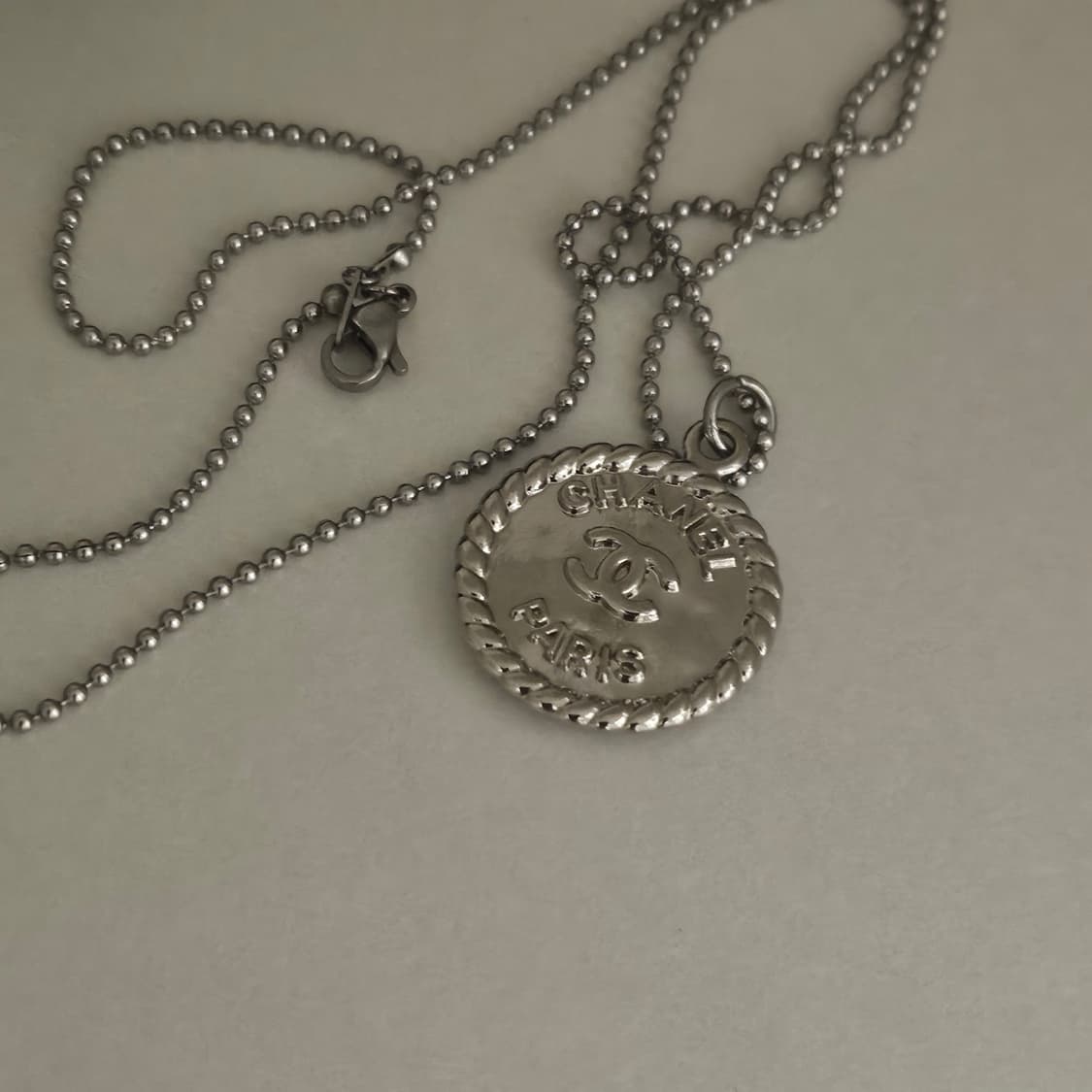 샤넬 넘버5코인 써지컬 목걸이 상품이미지3