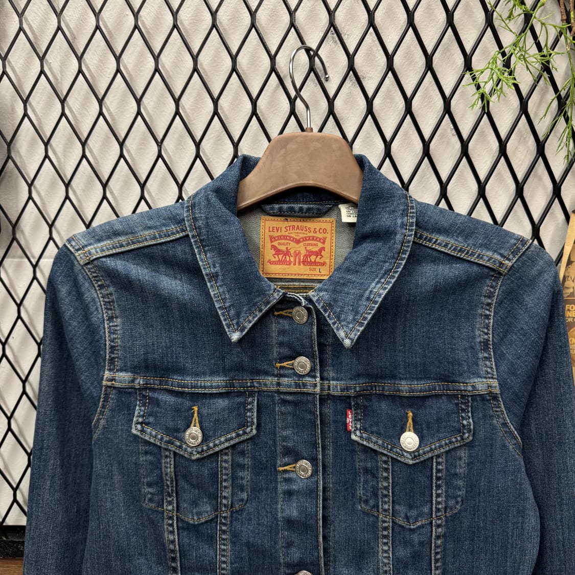 00s 리바이스 데님 트러커 자켓 전면 투포켓 디테일 중청 상품이미지3
