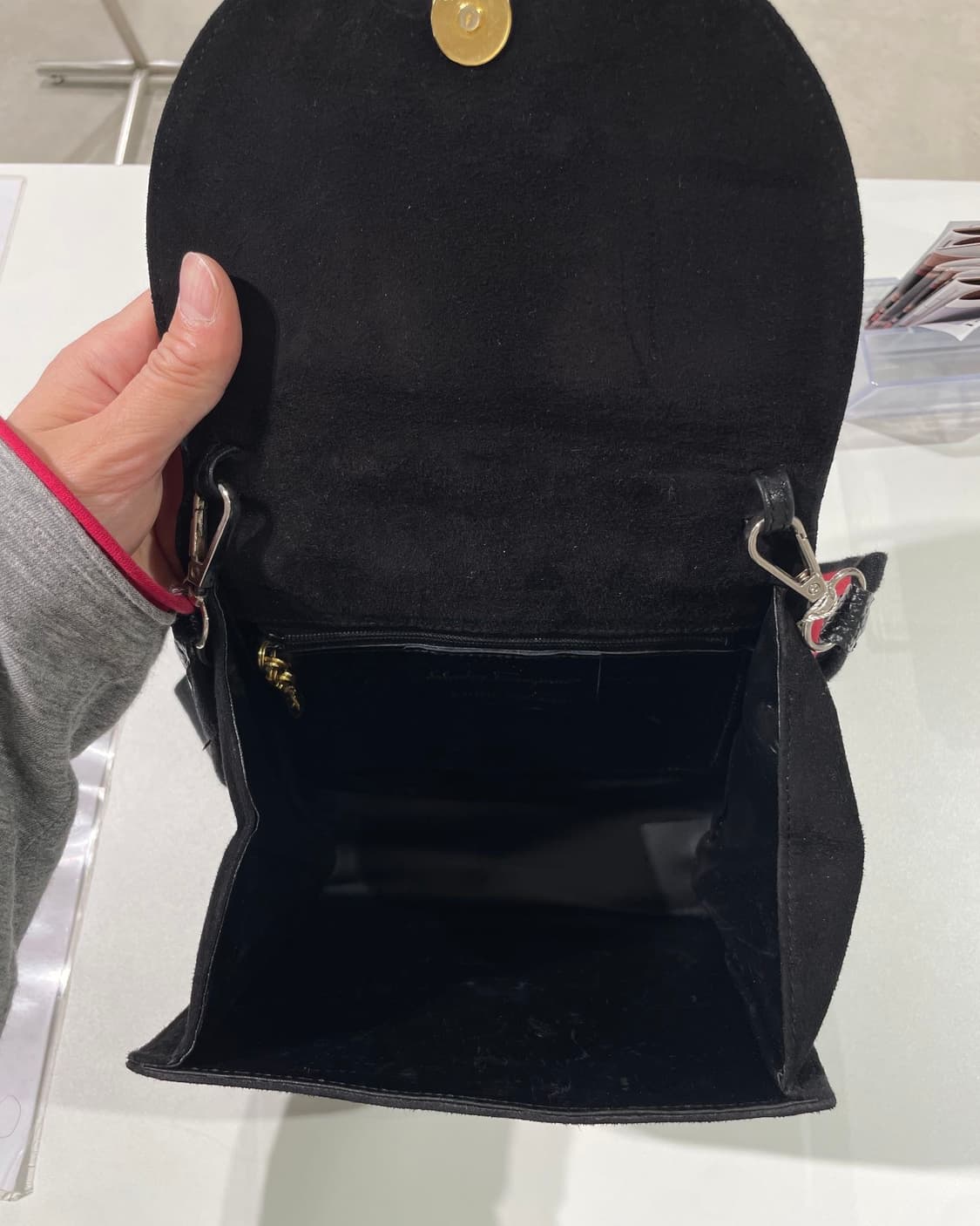 살바토레 페라가모 블랙 스웨이드 숄더백 상품이미지9