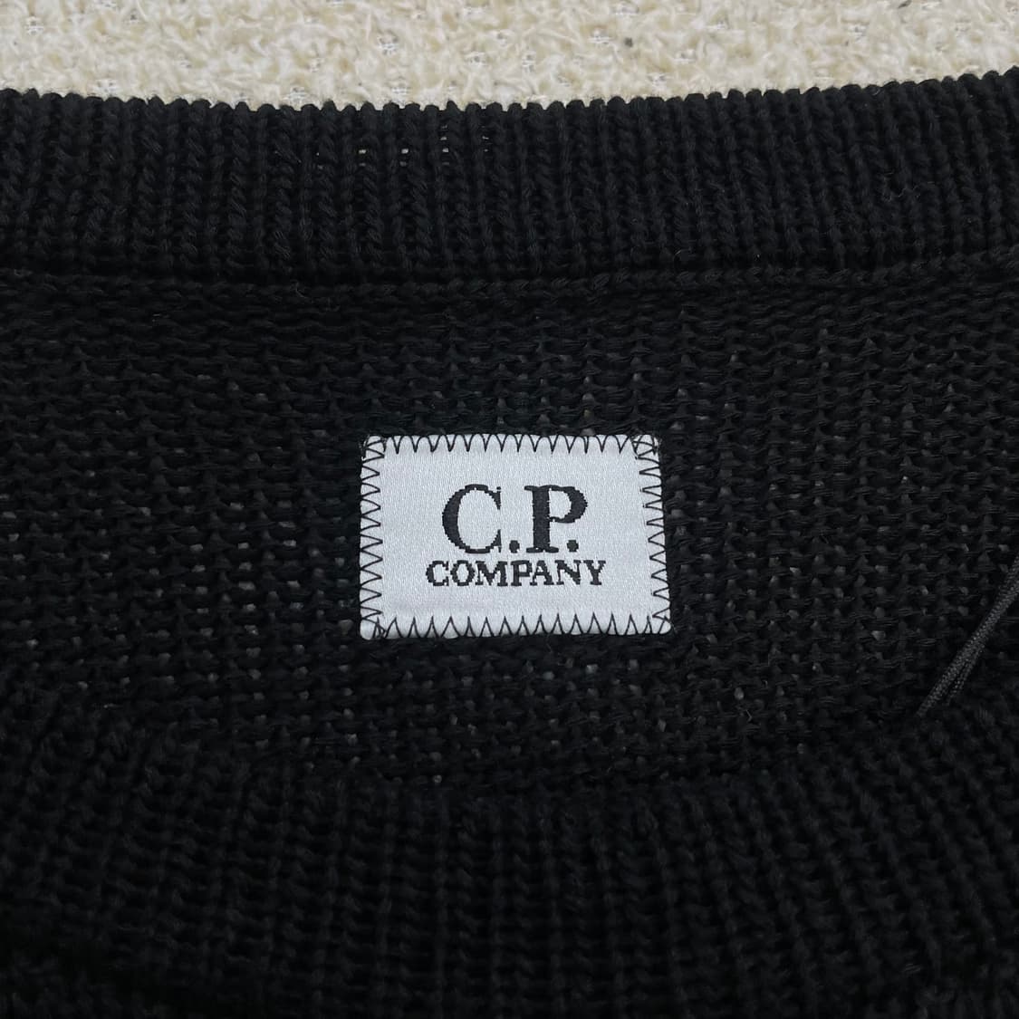 C.P컴퍼니 디테일 렌즈 와펜 라운드 니트 블랙 상품이미지4