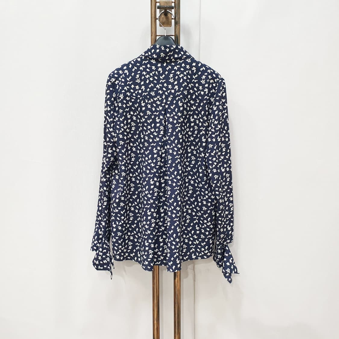 오즈세컨 네이비 플라워 프린트 타이 블라우스 55 상품이미지4