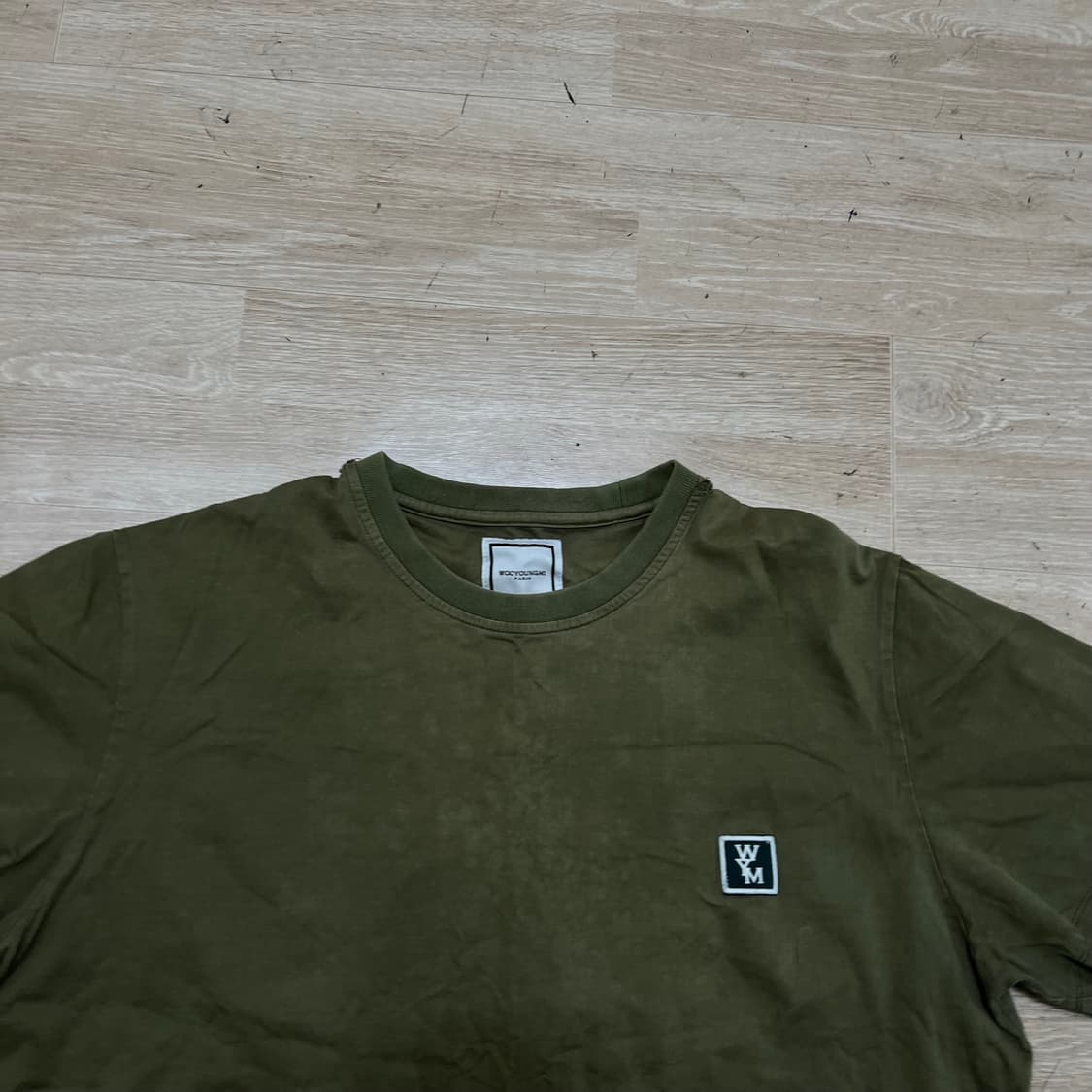 우영미 스퀘어 자수 로고 와펜 반팔티셔츠 [카키] 48 상품이미지2