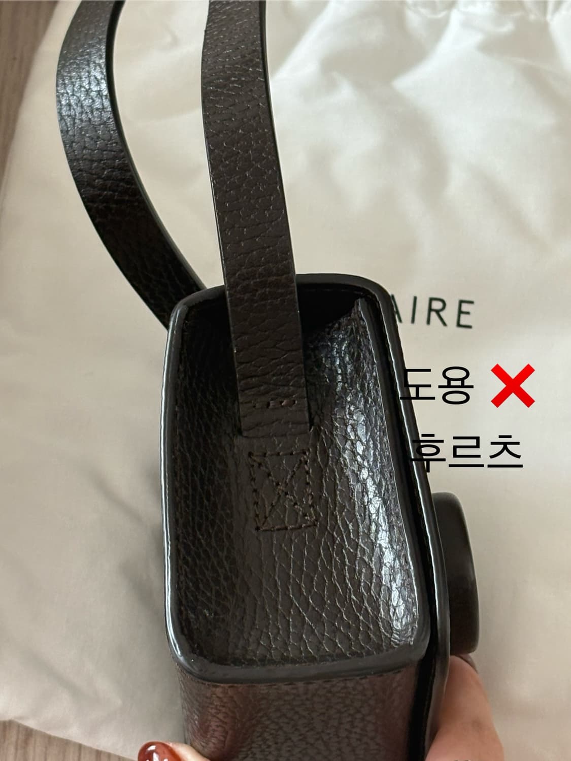 르메르 카메라백 미니 다크초코 판매합니다 상품이미지3