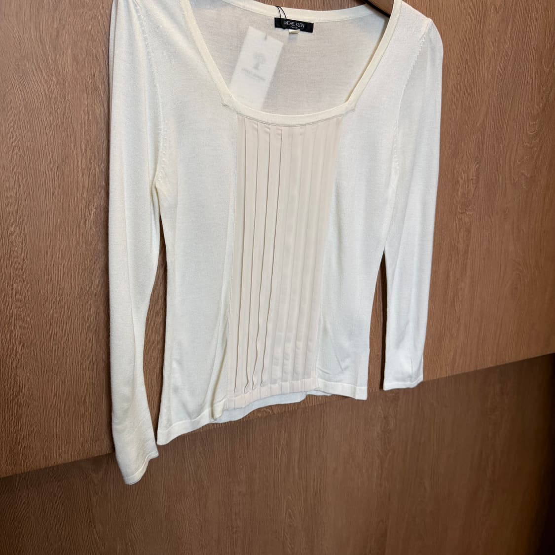 미셸 클라인 니트 긴팔 티셔츠 플리츠 패널 디테일 레귤러핏 아이보리 상품이미지4
