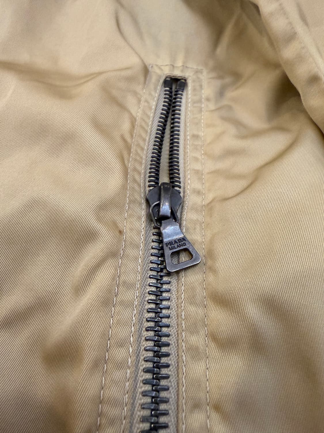 00s 프라다 아카이브 미니멀 테크 바람막이 베이지 상품이미지3