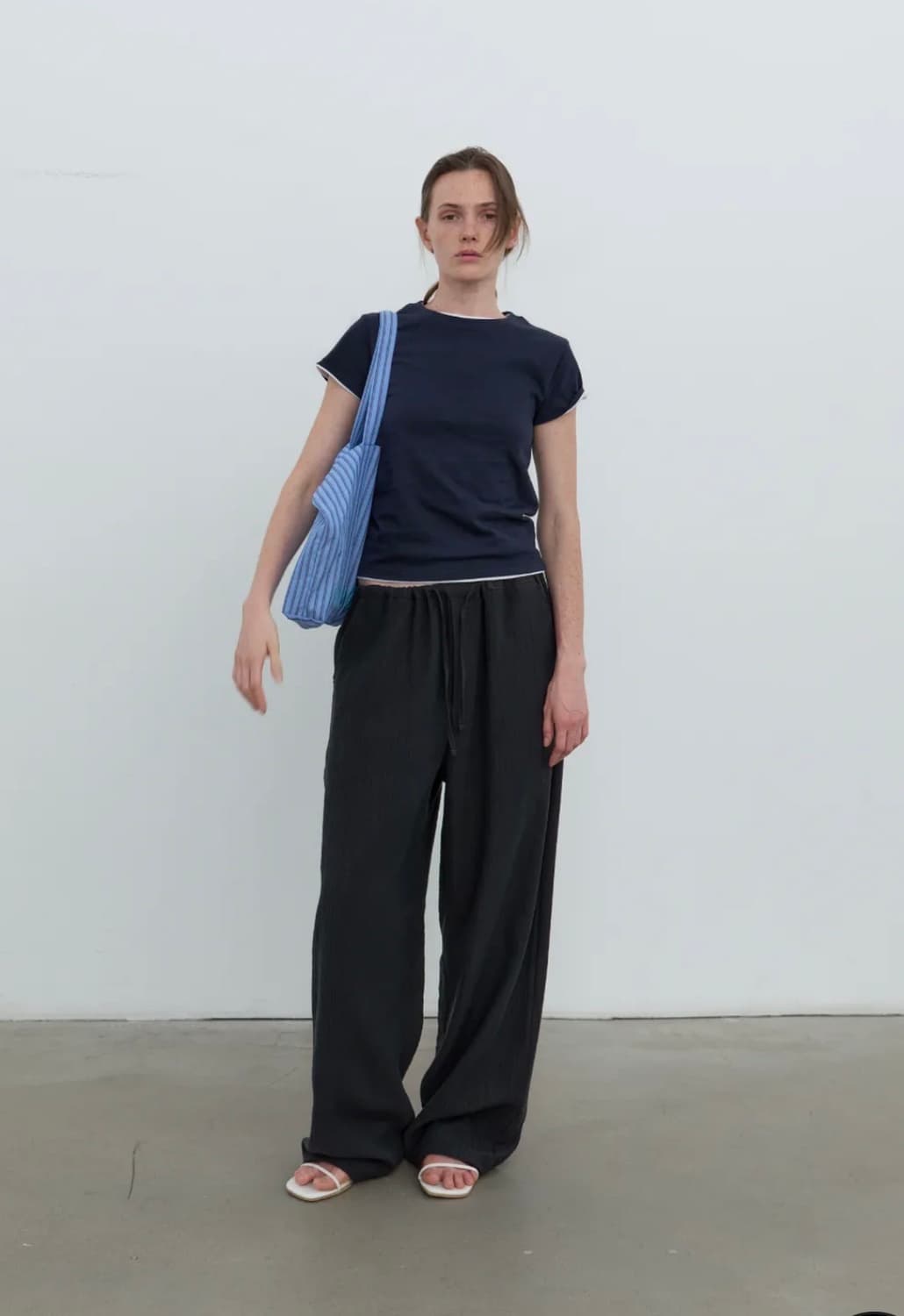 포저 캡 슬리브 라운드 티셔츠 ( 네이비 ) 상품이미지4