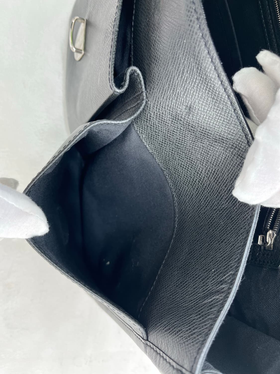 루이비통 타이가 알렉세이 크로스백 블랙 상품이미지7