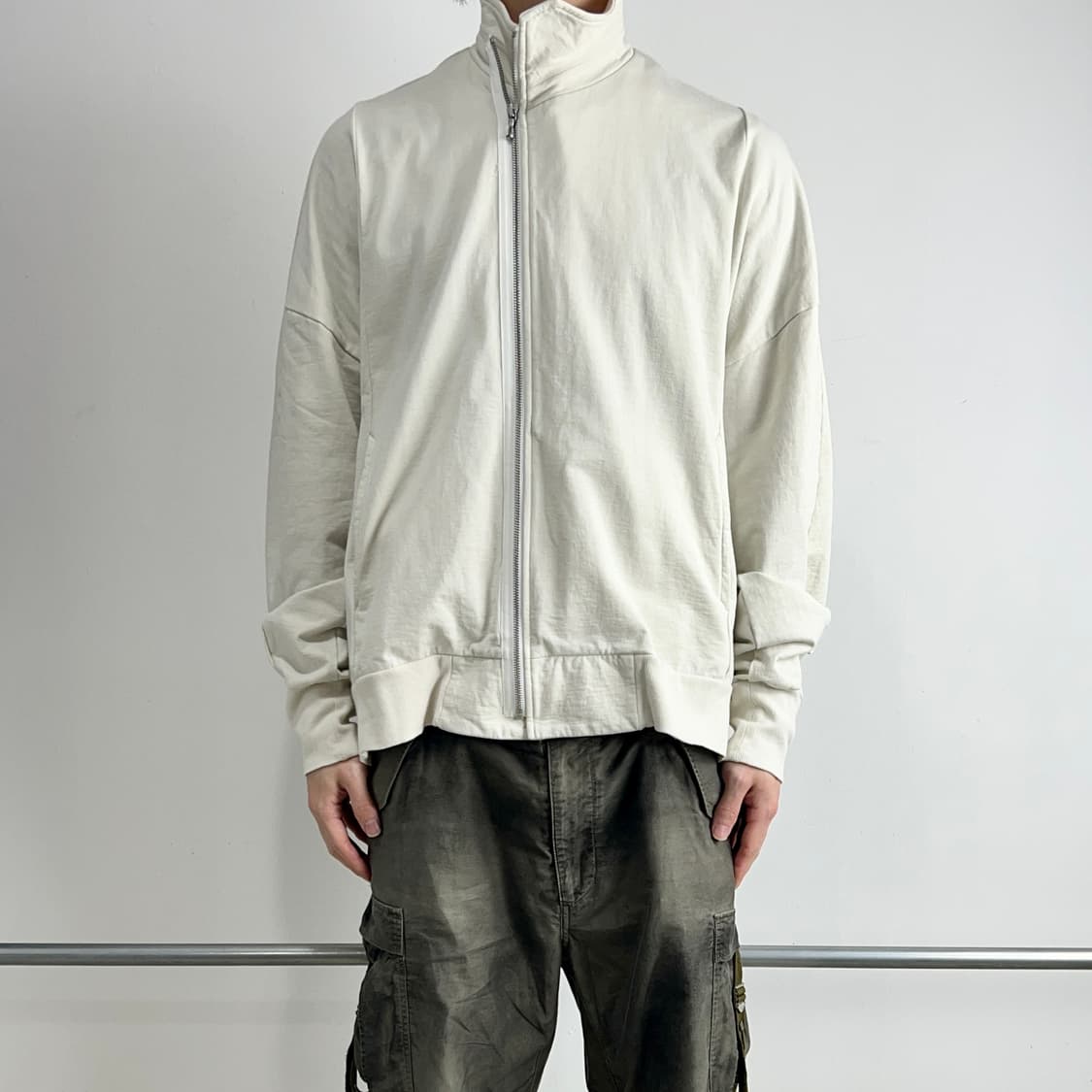 율리우스 비대칭 커버드넥 집업 자켓 상품이미지1