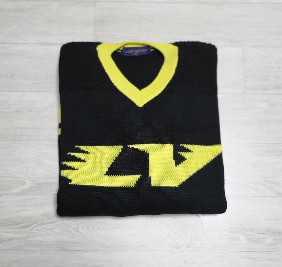 루이비통 인타르시아 풋볼 v넥 니트 bts 상품이미지9