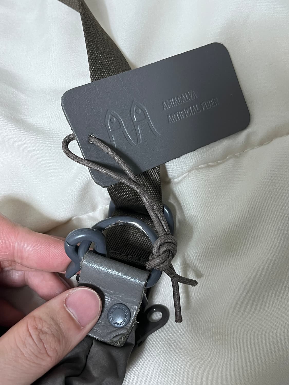 아미아칼바 바디백 그레이 싸게 팝니다! 상품이미지3