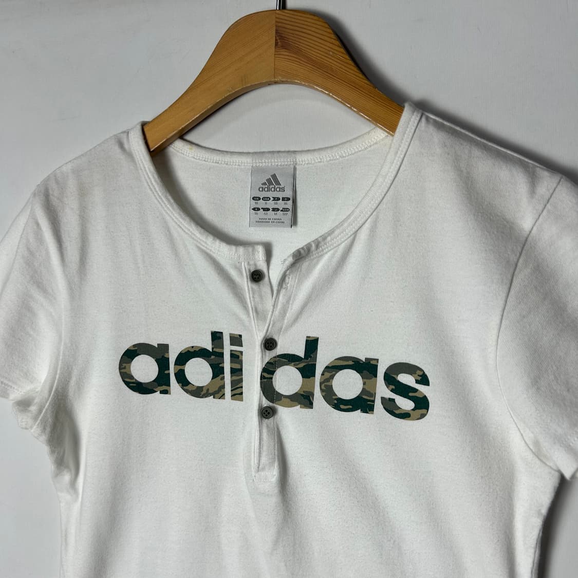 [adidas] 아디다스 카모로고 헨리넥 반소매티  상품이미지2