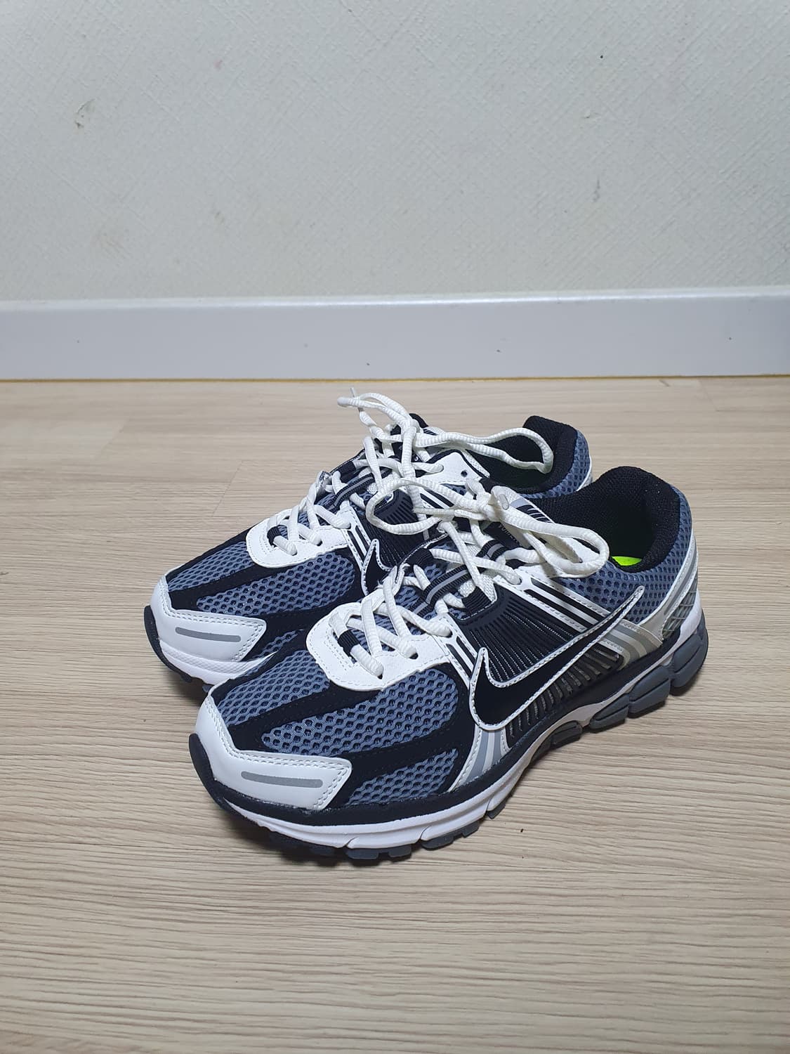 나이키 줌 보메로5 다크 그레이 운동화 255 상품이미지4