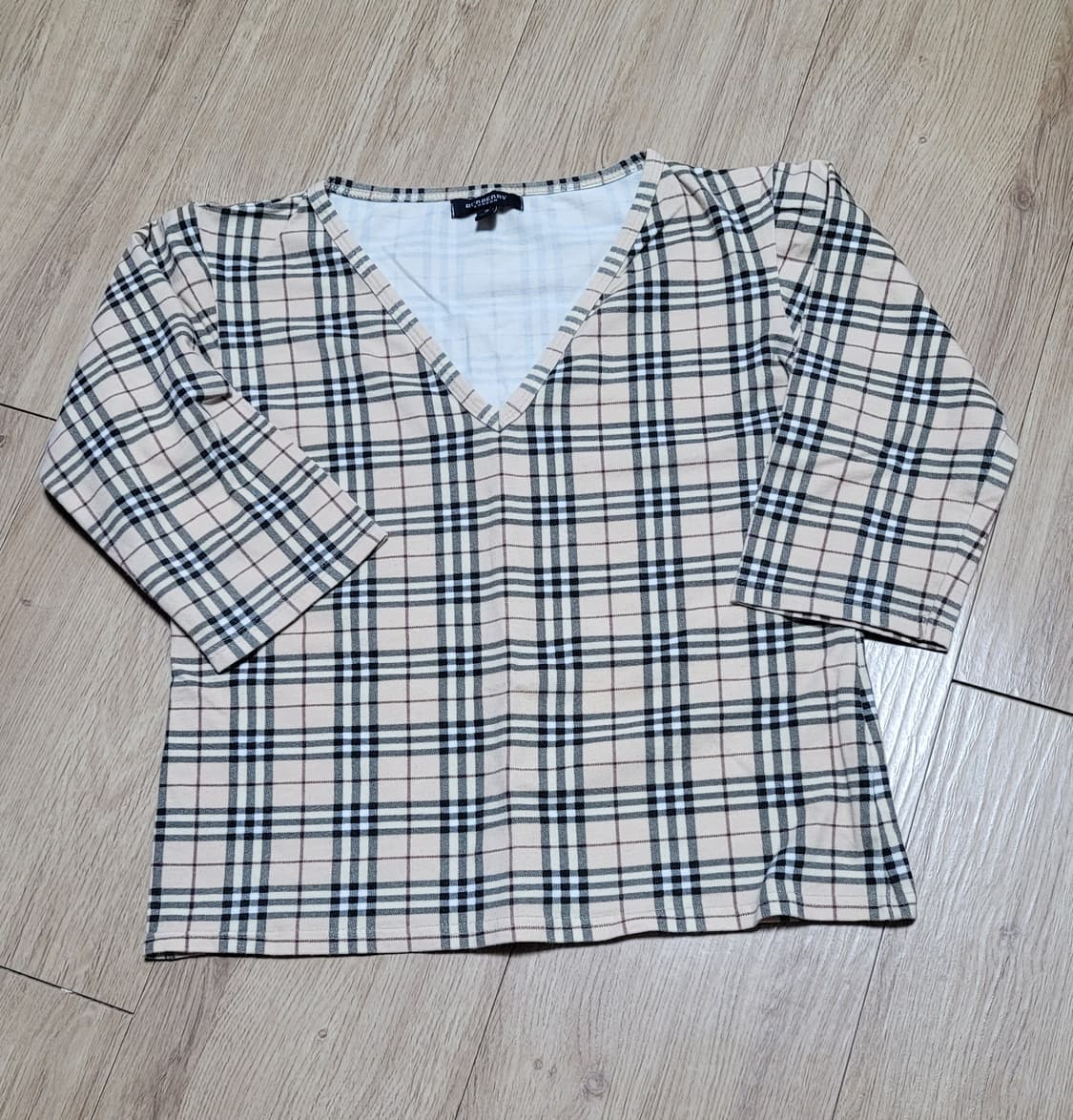 버버리 체크 V넥 7부 크롭 배꼽 티셔츠. 상품이미지1