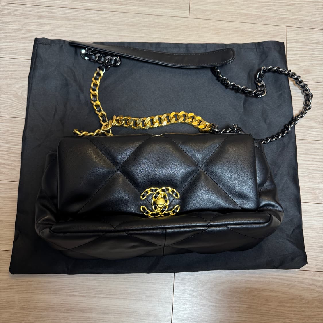 샤넬 나인틴백 미디움 상품이미지1