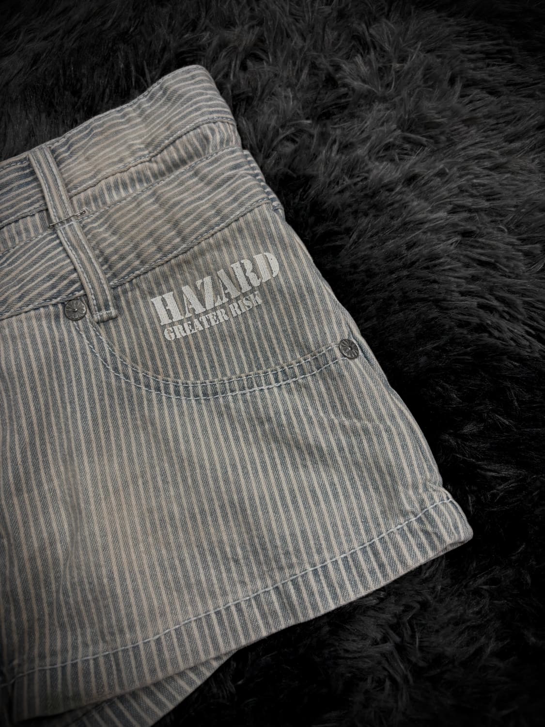 스트라이프 레터링 버튼 디테일 데님 숏팬츠 상품이미지3