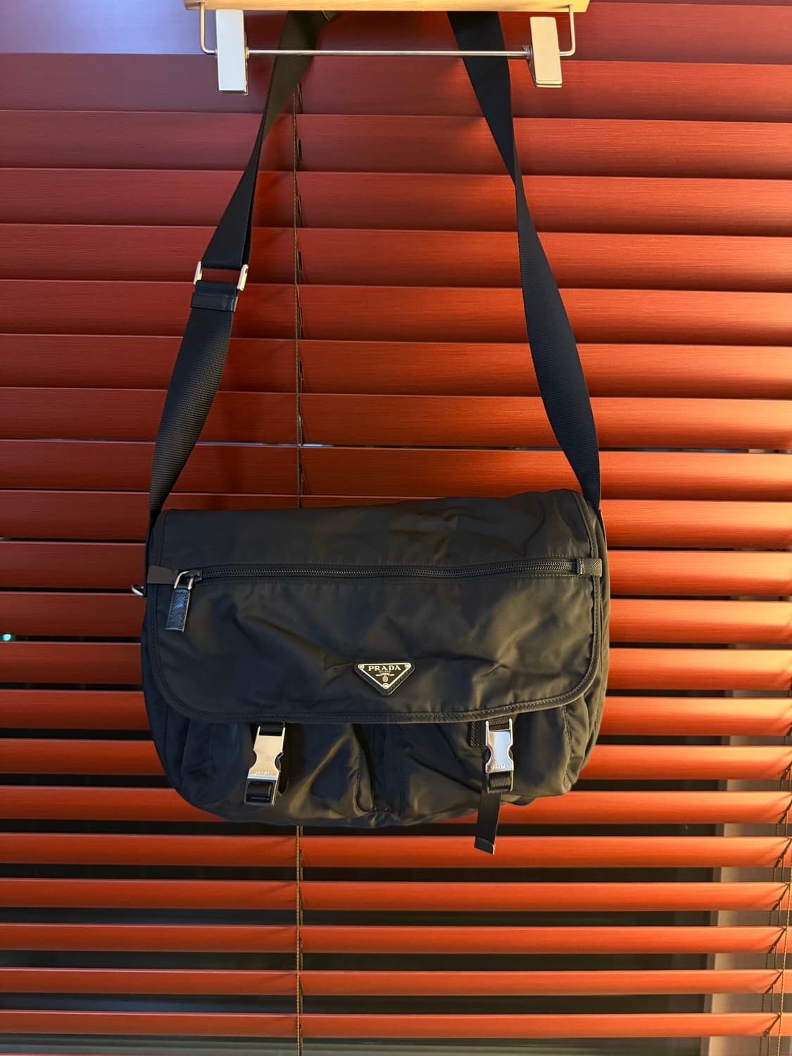 프라다 테수토 투 포켓 버클 메신저백 상품이미지1