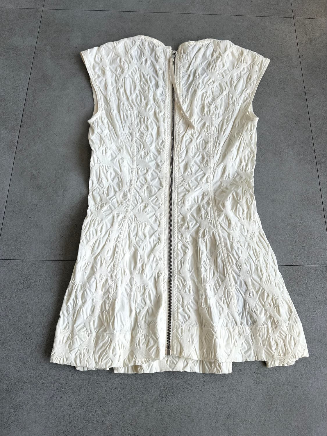 릭오웬스 밀크 크링클 백지퍼 슬리브리스 탑 상품이미지5