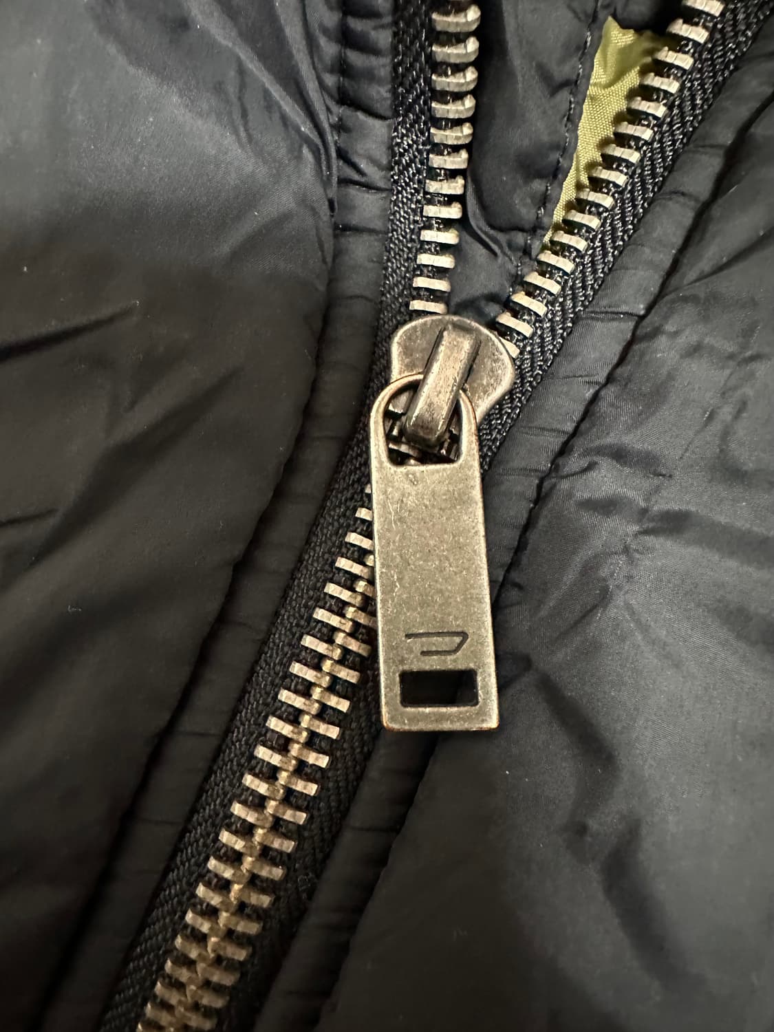 디젤 지퍼 디테일 락시크 패딩 자켓 상품이미지8