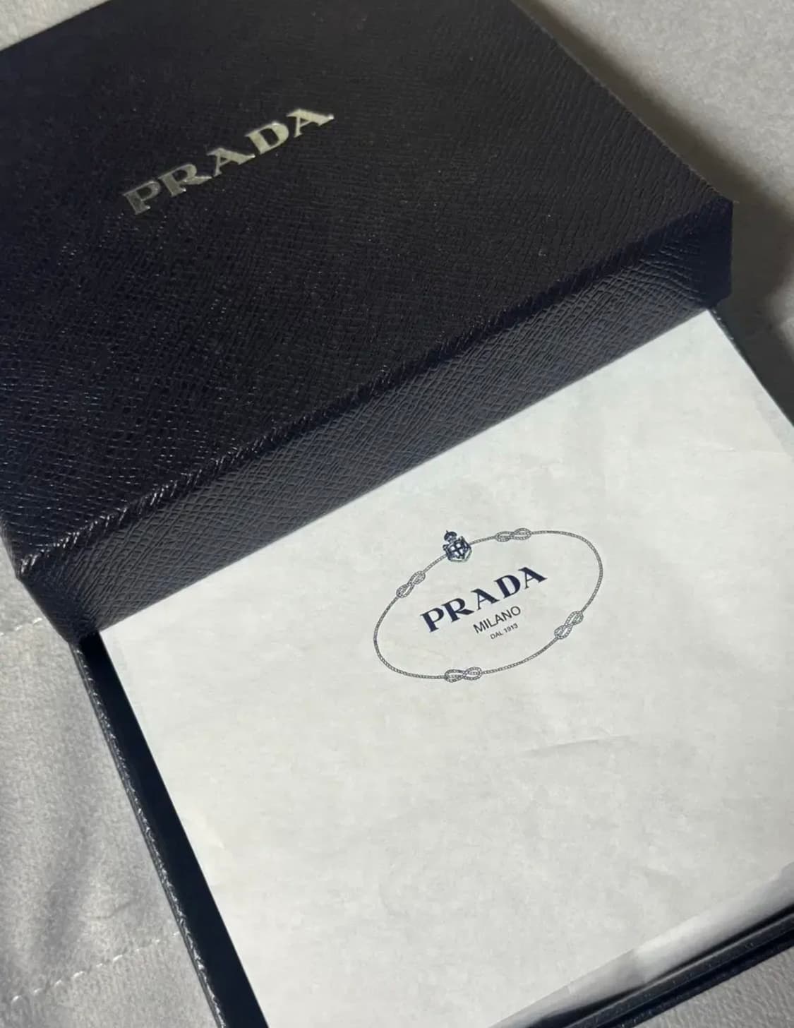 프라다 리나일론 삼각로고 스크런치 블랙 상품이미지4