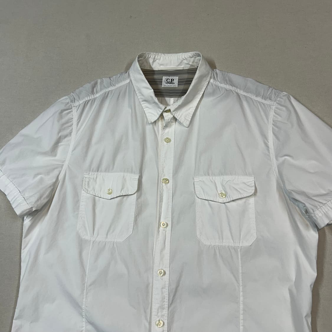 L) C.P. Company 씨피 컴퍼니 화이트 투포켓 반팔 셔츠 상품이미지4