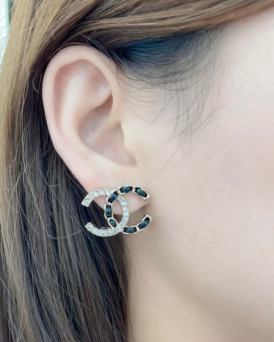 샤넬 정품 cc로고 업사이클링 크리스탈 레더 귀걸이 상품이미지4