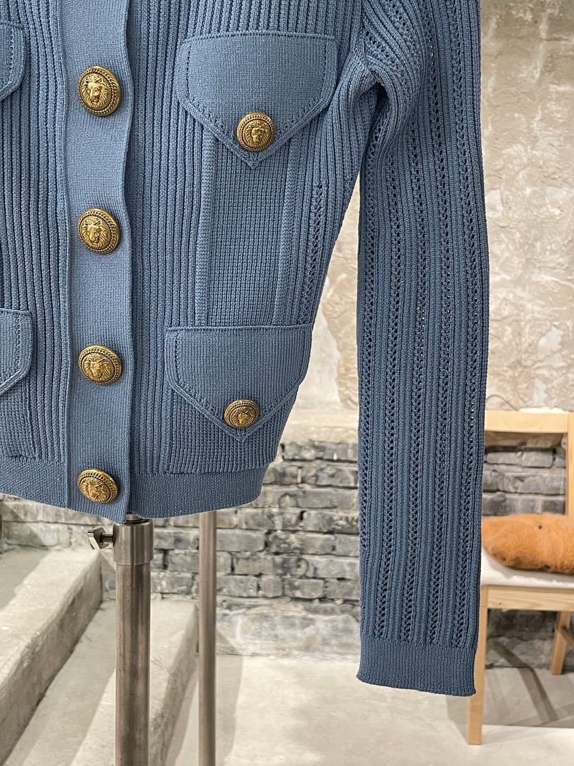 발망 파스텔 블루 포인트엘 숄더패드 금장 니트 가디건 상품이미지5