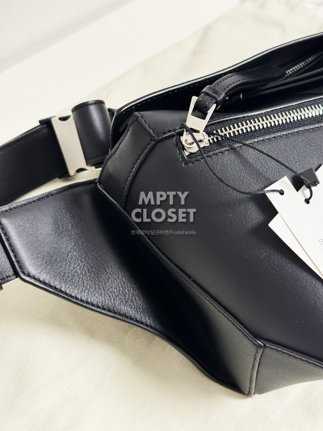 로에베 스몰 퍼즐엣지 벨트백 카프스킨 블랙 B510SEBX02 상품이미지5