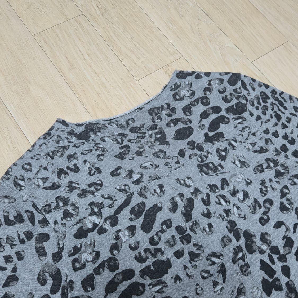 ALLSAINTS  레오파드 그레이 크롭 맨투맨 상품이미지6