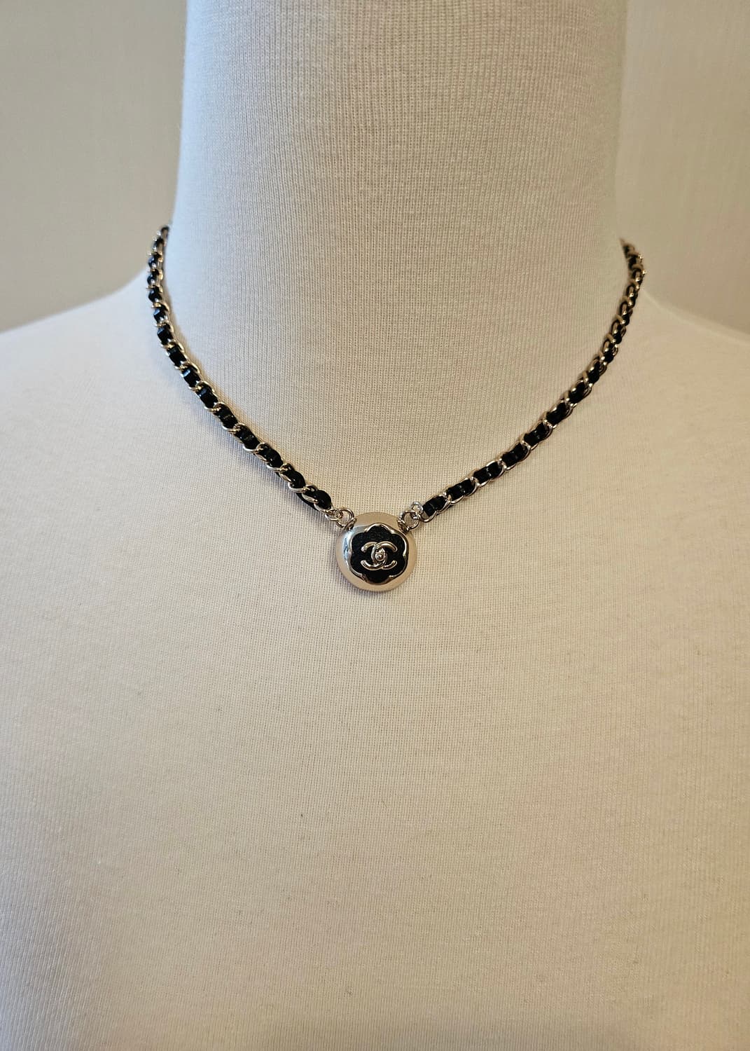 샤넬 블랙 투톤 까멜리아 턴락 가죽체인 목걸이 업사이클링  상품이미지8