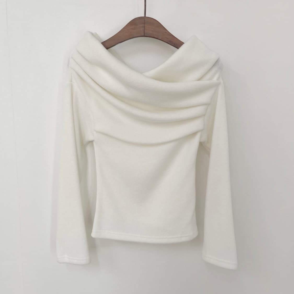 셔링 오픈숄더 기모 니트티 상품이미지1