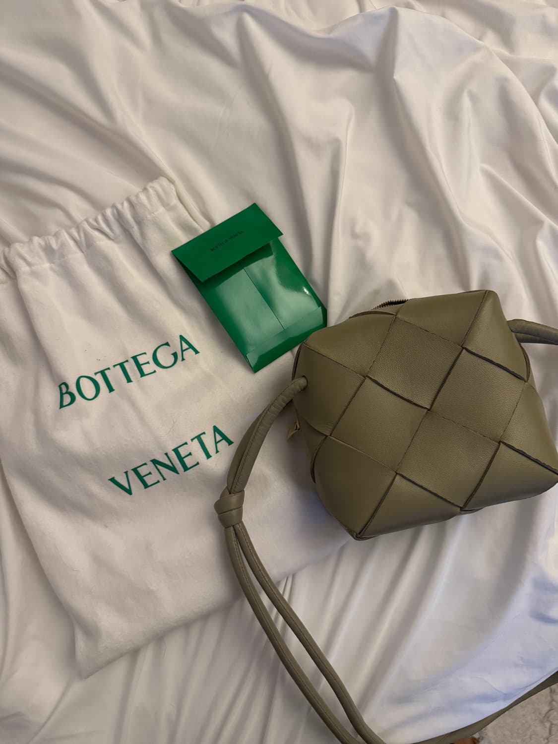 보테가 베네타 미니 카세트 카메라 가방 상품이미지1