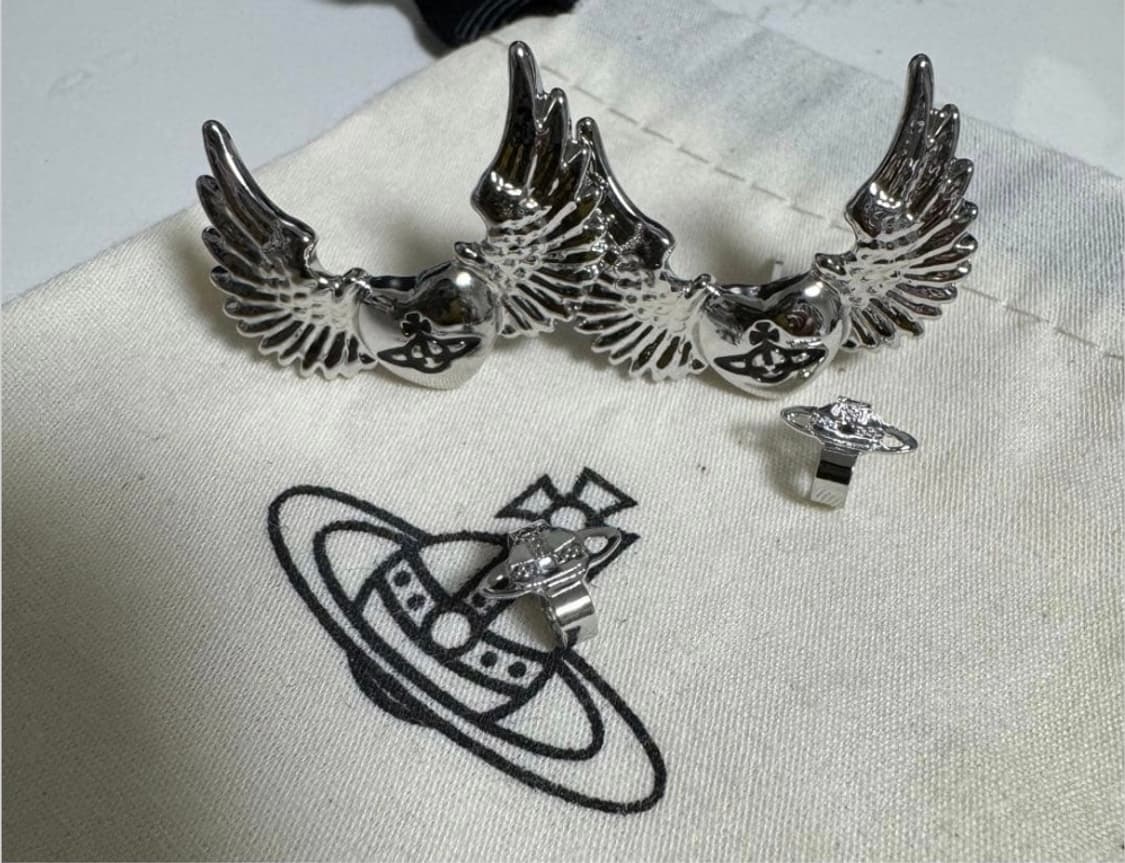 비비안웨스트우드 아카이브 orb각인 날개 귀걸이 상품이미지1