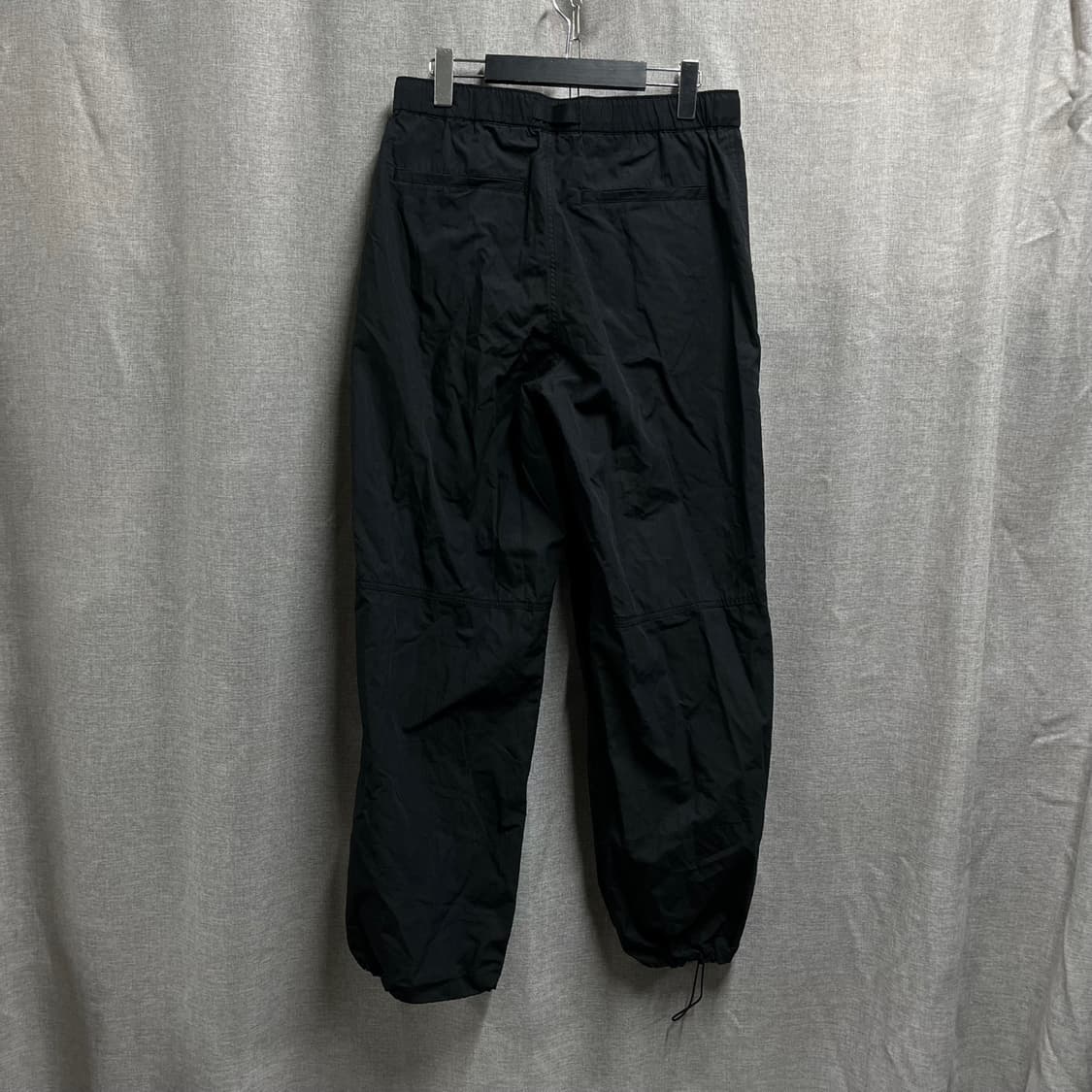 [30/밴딩] 무신사 스탠다드 블랙 파라슈트 조거팬츠 상품이미지4