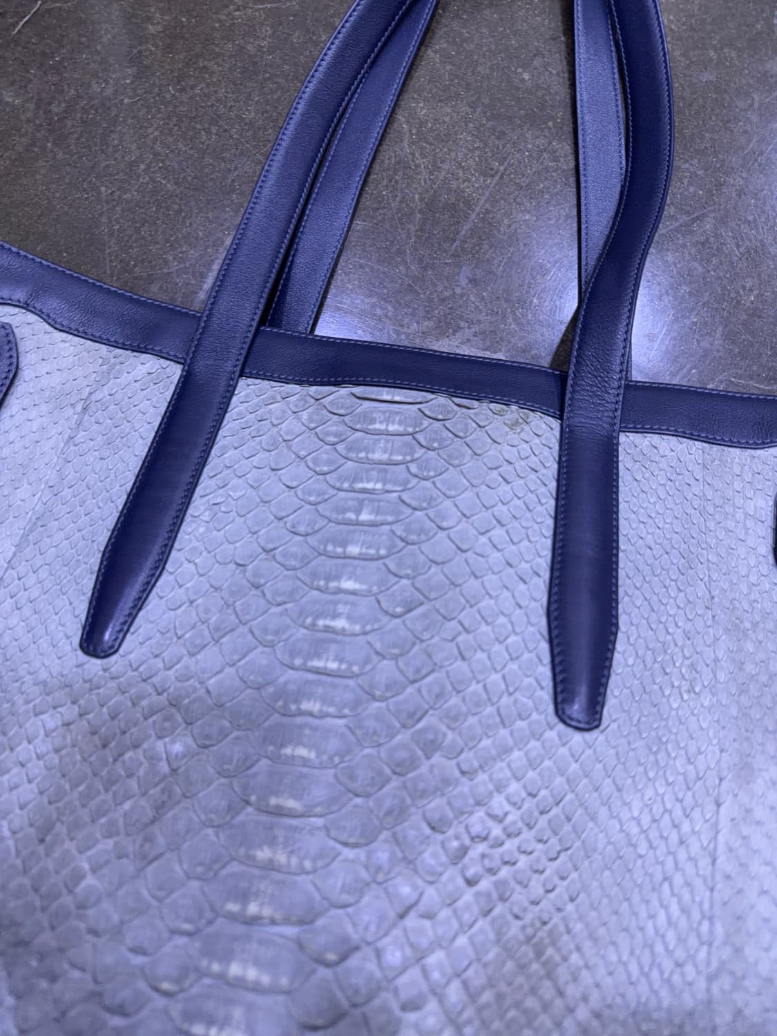 뱀피 레더 가죽 핸드메이드 네이비 그레이 토트백 상품이미지3