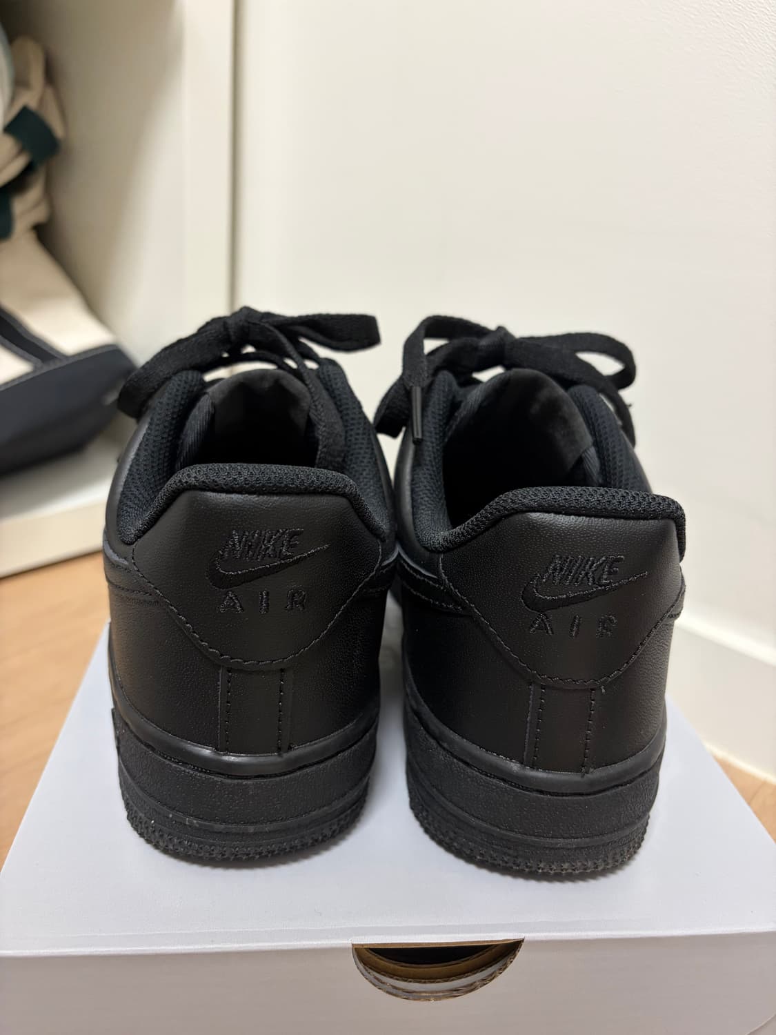 나이키 에어포스1 트리플블랙 235 상품이미지3