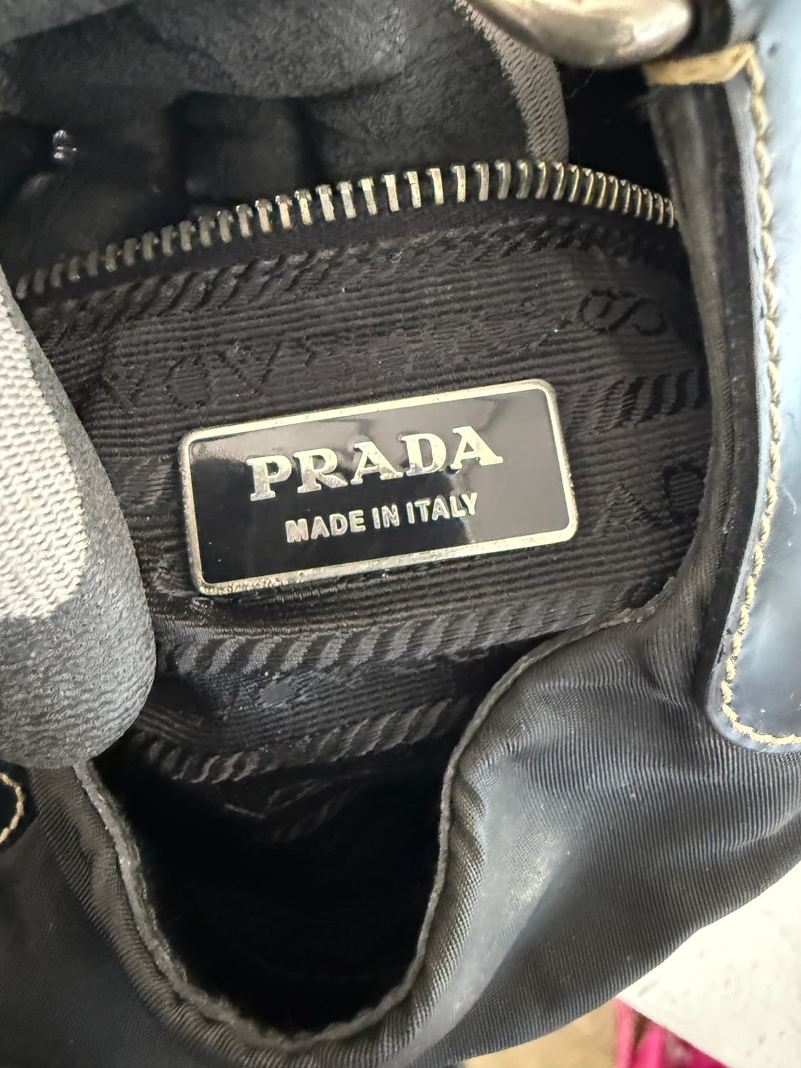 프라다 정품테수토 링 장식 레더 트리밍 숄더백 상품이미지6