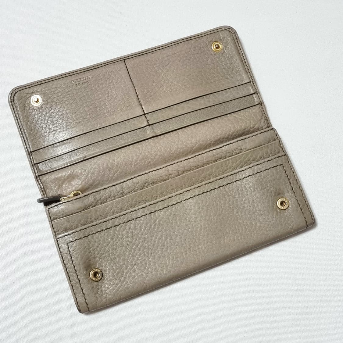 프라다 연그레이베이지 장지갑 (사용감존재/가죽상태 좋은 편 아님) 상품이미지3