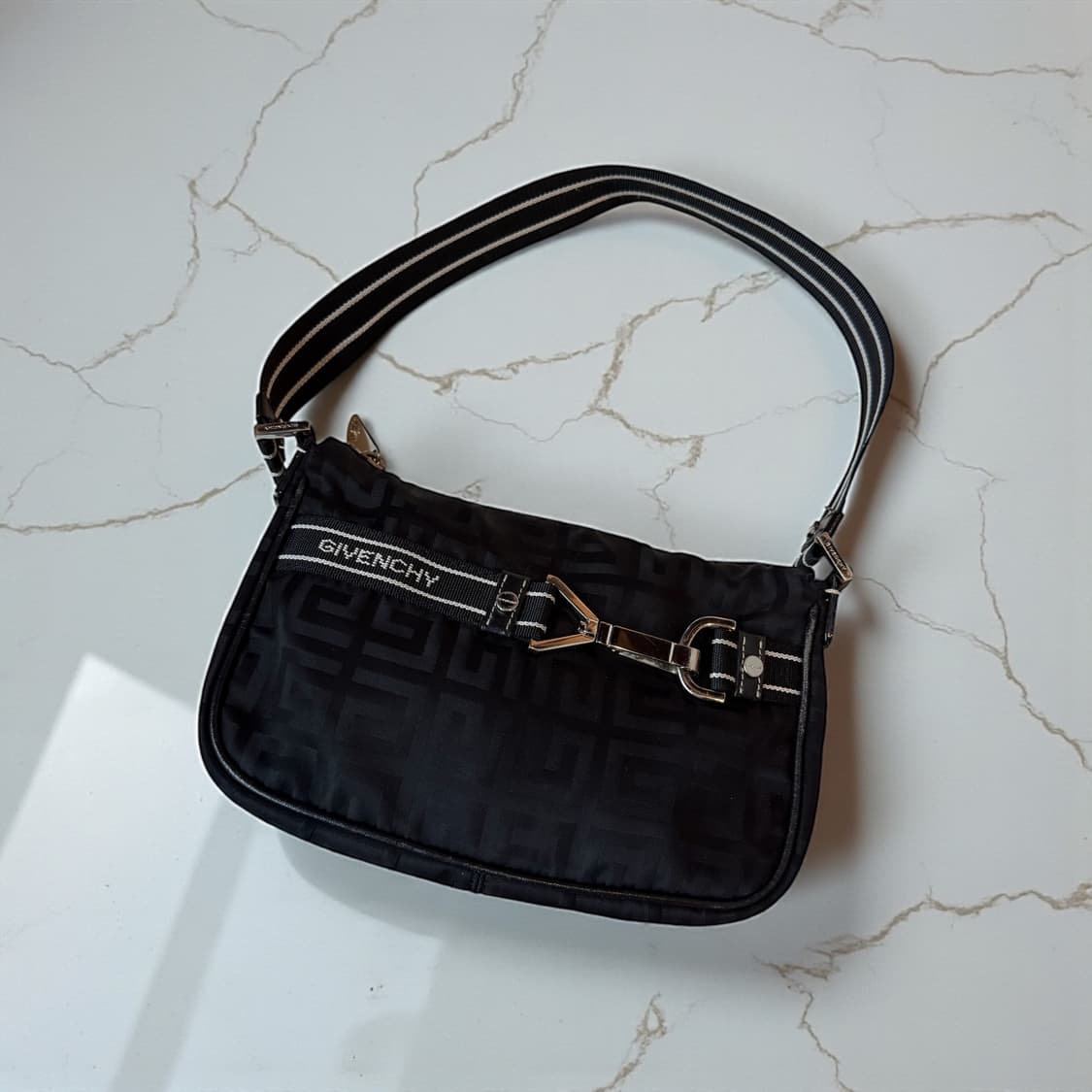 지방시 모노그램 나일론 버클 미니백 상품이미지2