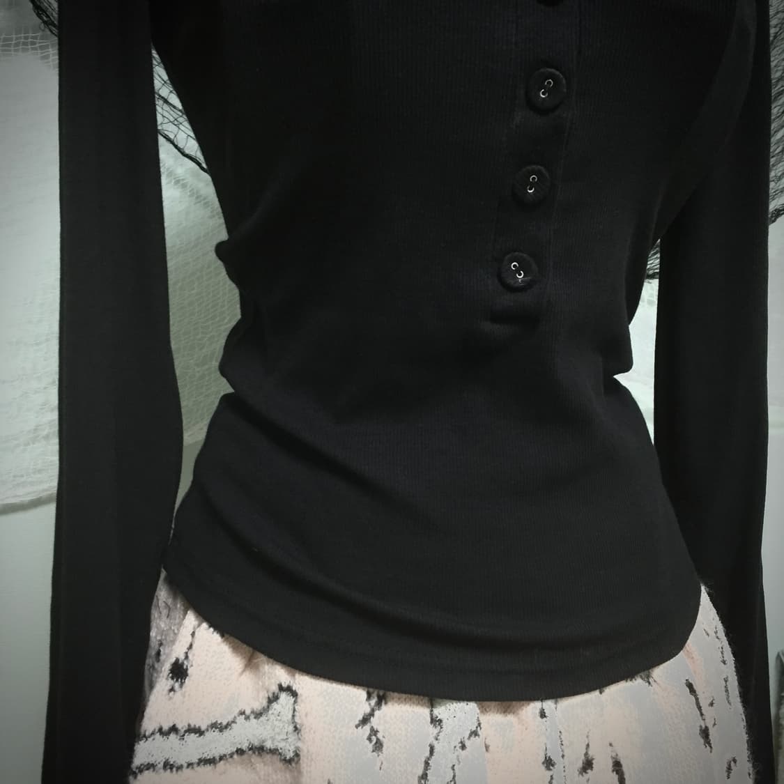 Black button detail slim T 상품이미지4