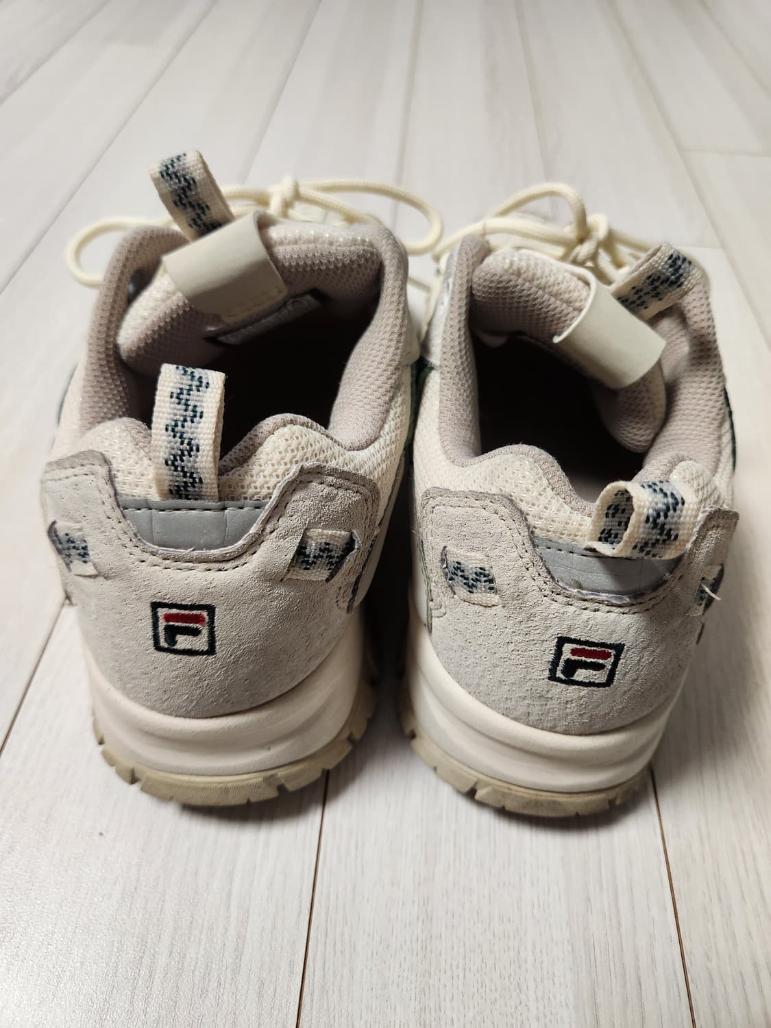 휠라 운동화 남녀공용 워킹화 레이트레이서 사이즈240

사용감은 좀 있지 상품이미지4